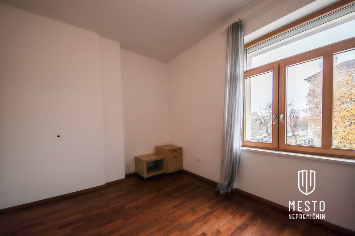 Petsobno stanovanje v urejeni meščanski vili na Prulah (1+M, l. 1920, prenovljeno l. 2010) – 9