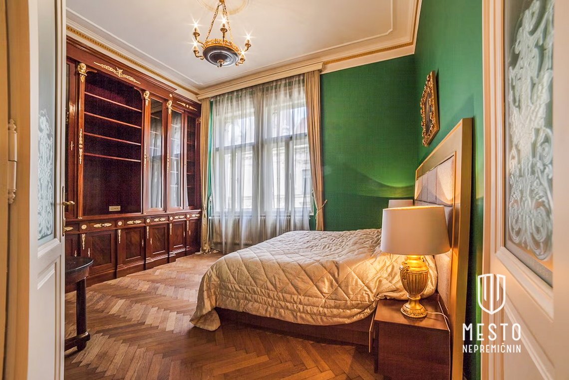 Štirisobno stanovanje na Cankarjevem nabrežju, s pogledom na Tromostovje (3/3 nadstropje, l. 1897, v celoti prenovljeno in opremljeno l. 2004, na voljo za vselitev z 1.11.2026) – 10