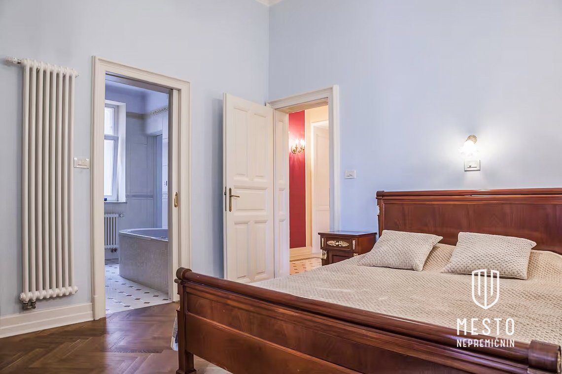 Štirisobno stanovanje na Cankarjevem nabrežju, s pogledom na Tromostovje (3/3 nadstropje, l. 1897, v celoti prenovljeno in opremljeno l. 2004, na voljo za vselitev z 1.11.2026) – 12