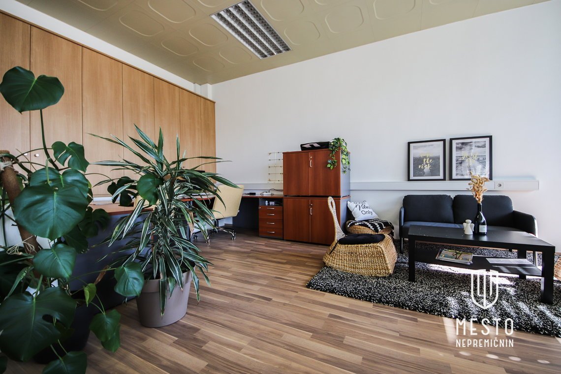 Prosta miza v Coworkingu v Radovljici – 2