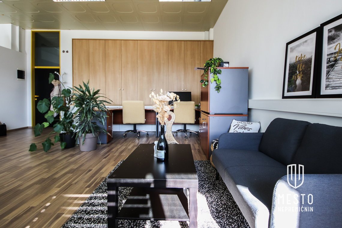 Prosta miza v Coworkingu v Radovljici – 3