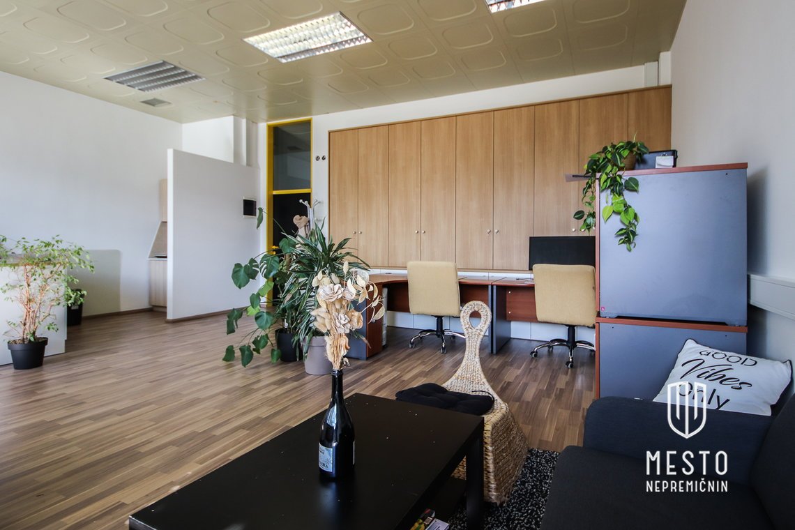 Prosta miza v Coworkingu v Radovljici – 4