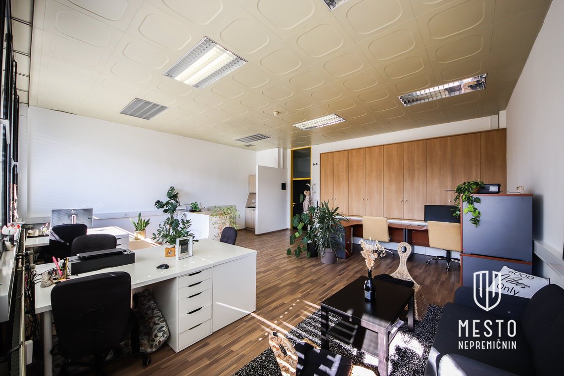 Prosta miza v Coworkingu v Radovljici – 5