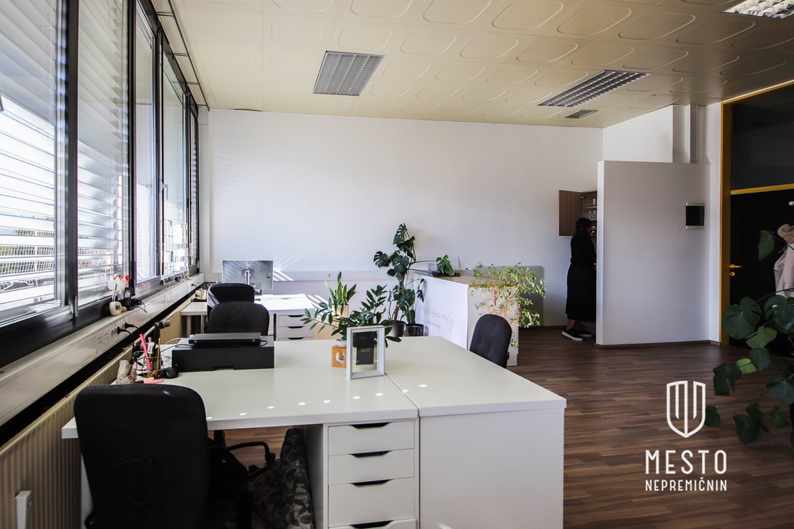 Prosta miza v Coworkingu v Radovljici – 7