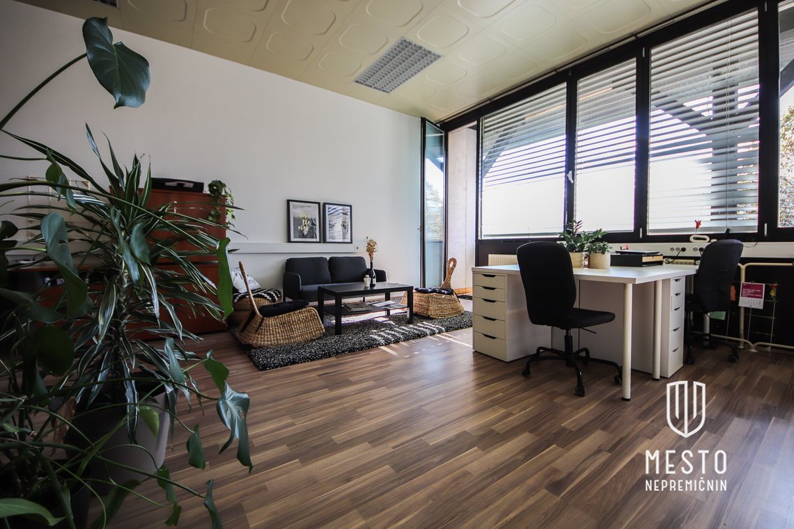 Prosta miza v Coworkingu v Radovljici – 10