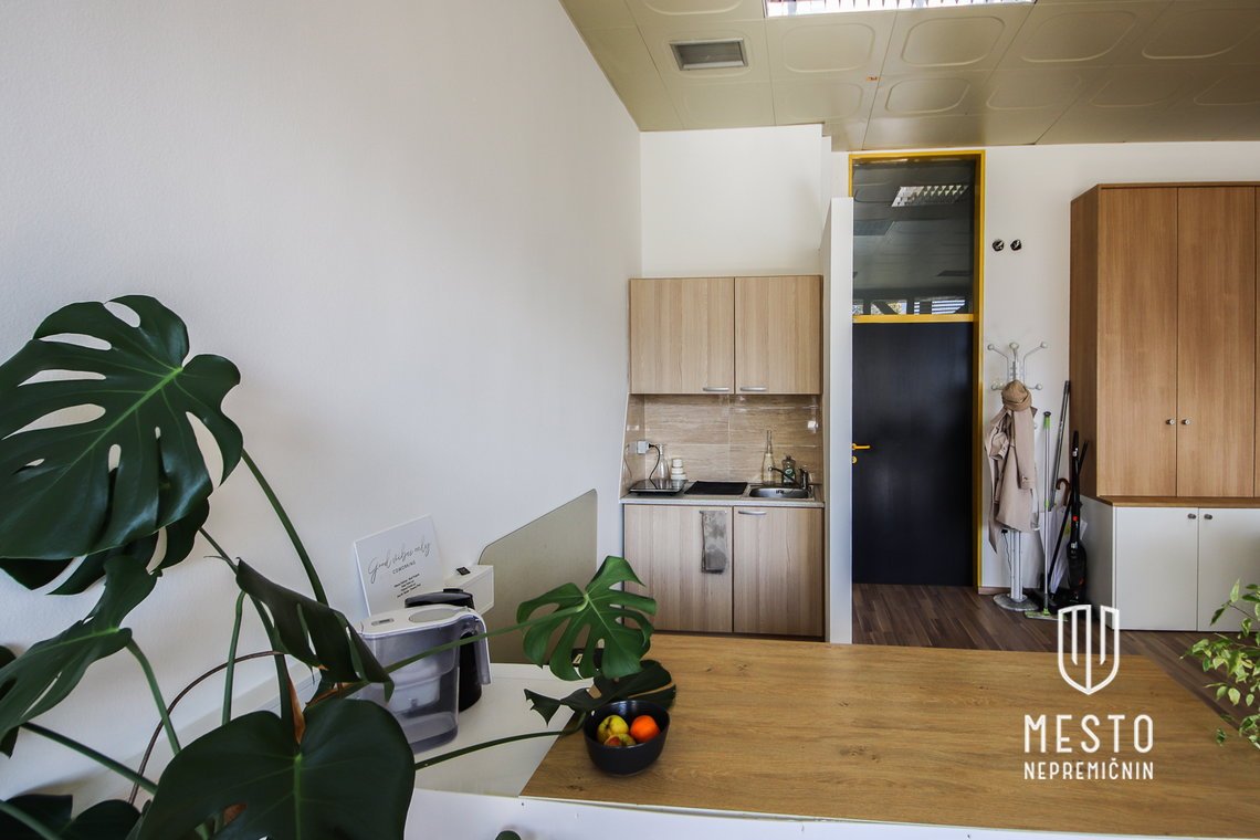 Prosta miza v Coworkingu v Radovljici – 18