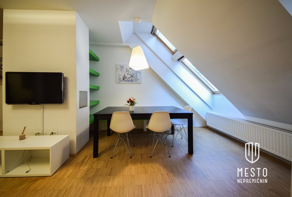 Three-bedroom apartment at Mestni trg, with a view of Ljubljana Castle – 2