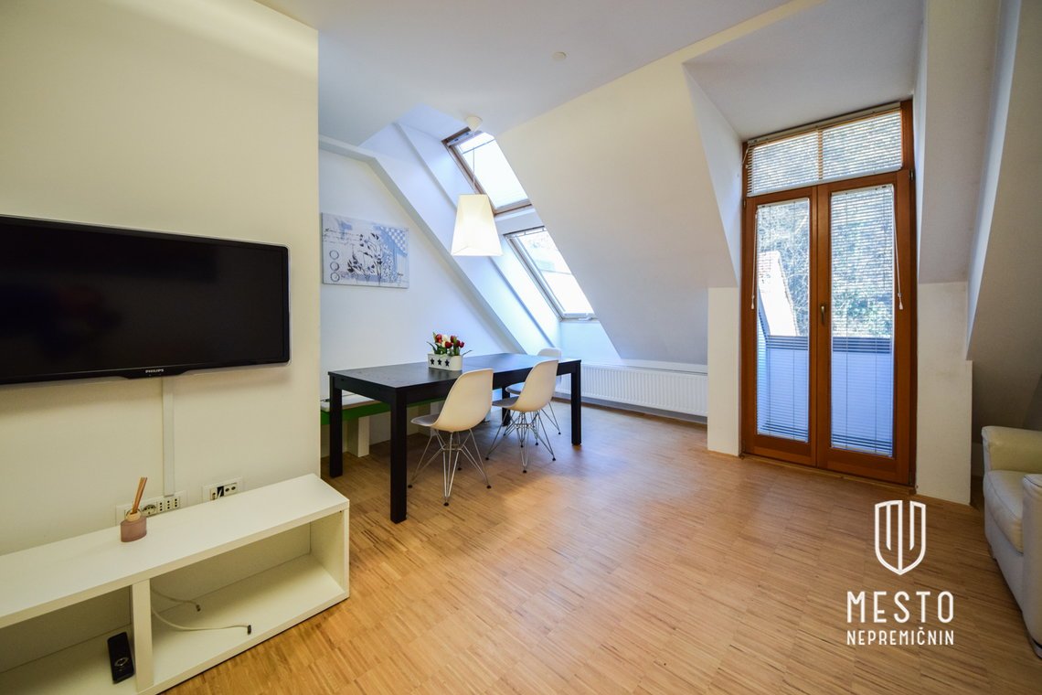 Three-bedroom apartment at Mestni trg, with a view of Ljubljana Castle – 5