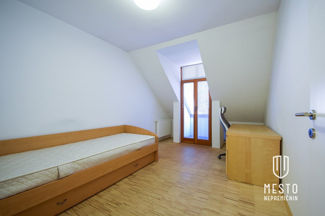 Three-bedroom apartment at Mestni trg, with a view of Ljubljana Castle – 9