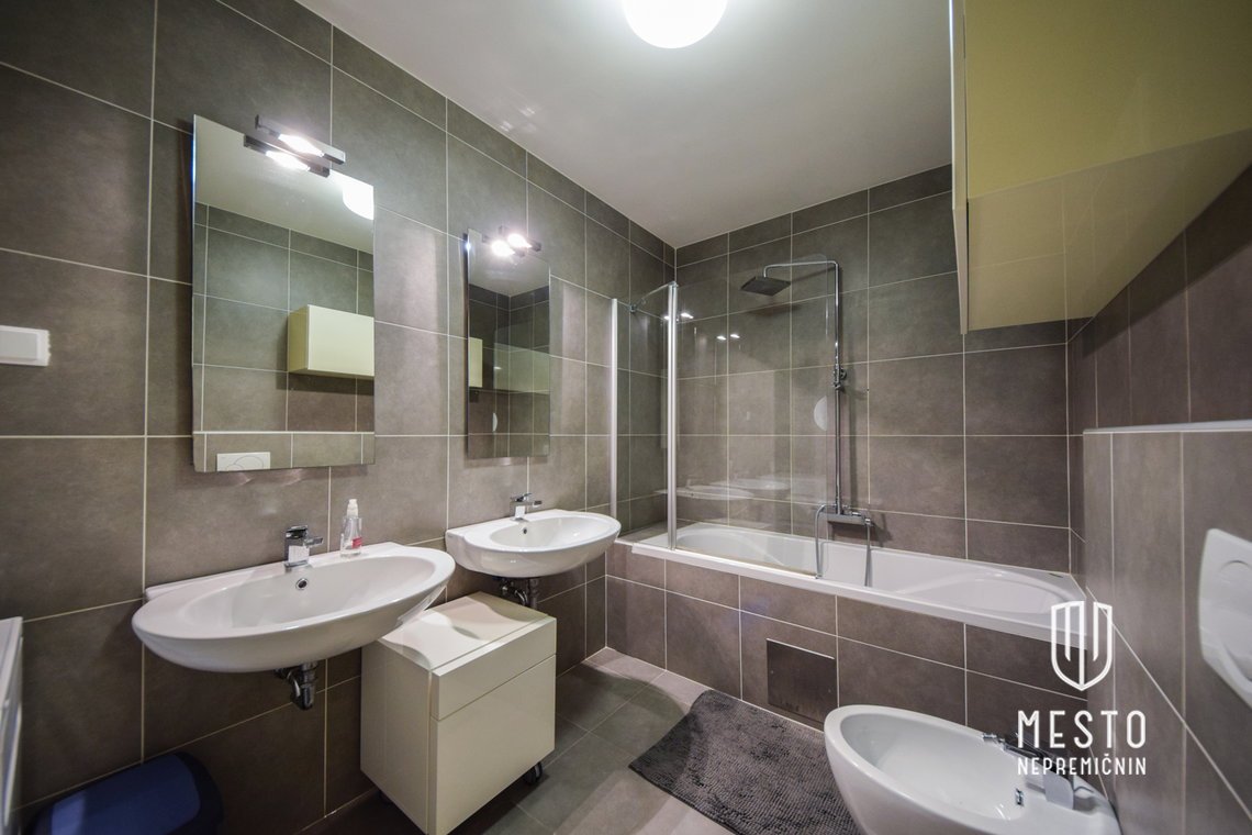 Three-bedroom apartment at Mestni trg, with a view of Ljubljana Castle – 11