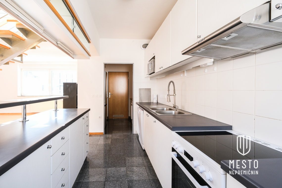 Štirisobno dupleks penthouse stanovanje v Zupančičevi jami – 4