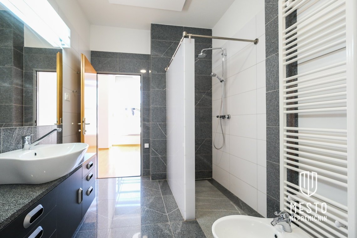 Štirisobno dupleks penthouse stanovanje v Zupančičevi jami – 10