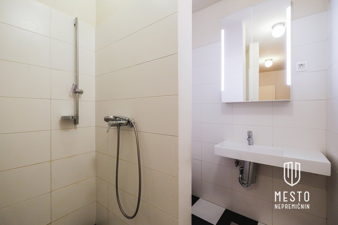 Two-bedroom apartment in a renovated bourgeois villa in Prule (Polklet, built 1920, renovated 2010) – 12